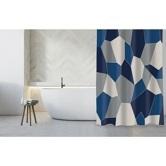 Venus Cortina de baño - An x Al: 180 x 200 cm, Plástico, Azul/Blanco/Gris - Un baño con una bañera moderna y una elegante cortina de ducha con estampado geométrico azul y gris, que agrega un toque de diseño contemporáneo.
