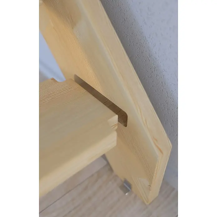 Starwood Raumspartreppe Korfu - Breite: 80 cm, Fichte, Geschosshöhe: 300 cm, Gerade, Montageseite Geländer: Rechts, Geländer Holz/Edelstahl, Mit Setzstufen - Nahaufnahme eines Holzprodukts mit einer Nut-und-Feder-Verbindung, das handwerkliches Können und natürliche Materialien hervorhebt.