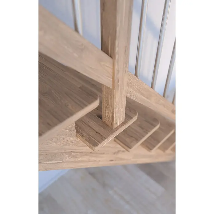 Starwood Raumspartreppe LindosBreite: 80 cm, Eiche, Geschosshöhe: 300 cm, 1/4-gewendelt links, Montageseite Geländer: Wahlweise links/rechts, Geländer Holz/Edelstahl, Ohne Setzstufen - Detailaufnahme einer hellen Holztreppe mit Geländerstäben aus Metall, die das schlichte und moderne Design hervorhebt.