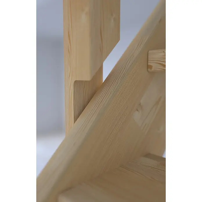 Starwood Raumspartreppe KorfuBreite: 80 cm, Fichte, Geschosshöhe: 300 cm, 1/4-gewendelt links, Montageseite Geländer: Links, Designgeländer Holz/Holz, Mit Setzstufen - Nahaufnahme einer hellen Holzkonstruktion, die die Maserung und die präzisen Verbindungen des Holzes hervorhebt.