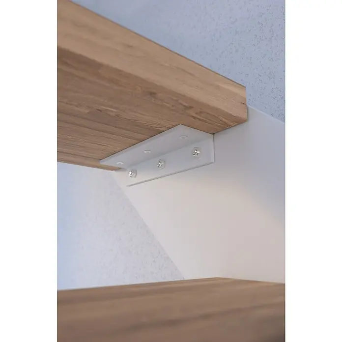 Starwood Wangentreppe Kos - Farbton Metall: RAL 9003, Breite: 108 cm, Eiche, Geschosshöhe: 220 cm - 280 cm, Gerade, Designgeländer unbehandelt, Stufen unbehandelt - Nahaufnahme eines Regals, das mit einer weißen Metallhalterung und silbernen Schrauben an der Wand befestigt ist.