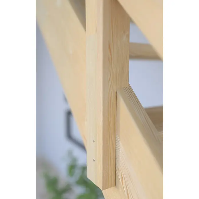 Starwood Raumspartreppe Korfu - Breite: 80 cm, Fichte, Geschosshöhe: 300 cm, Gerade, Montageseite Geländer: Rechts, Geländer Holz/Edelstahl, Mit Setzstufen - Nahaufnahme eines hölzernen Treppengeländers mit sichtbaren Holzmaserungen und Schrauben, das die natürliche Schönheit des Holzes hervorhebt.