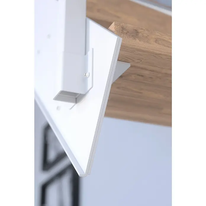 Starwood Wangentreppe Kos - Farbton Metall: RAL 9003, Breite: 108 cm, Eiche, Geschosshöhe: 220 cm - 280 cm, Gerade, Designgeländer unbehandelt, Stufen unbehandelt - Detailaufnahme eines weißen, an einer Holzwand montierten TV-Geräts, das modernes Design und Funktionalität vereint.