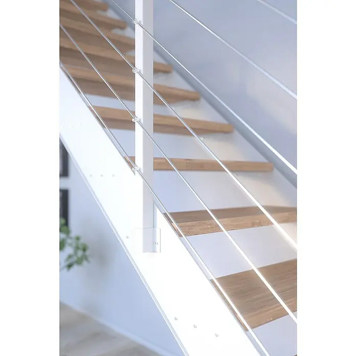Starwood Wangentreppe KosFarbton Metall: RAL 9003, Breite: 87 cm, Buche, Geschosshöhe: 240 cm - 300 cm, Gerade, Metallgeländer pulverbeschichtet, Stufen farblos geölt - Weiße Treppe mit Holzstufen und Edelstahlseilen. Die moderne Treppe bietet eine stilvolle und sichere Verbindung zwischen den Etagen.