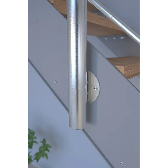 Starwood Wangentreppe Kos - Farbton Metall: RAL 9006, Breite: 89 cm, Buche, Geschosshöhe: 220 cm - 280 cm, Gerade, Designgeländer unbehandelt, Stufen unbehandelt - Nahaufnahme einer modernen Treppe mit silbernem Geländerpfosten und hellen Holzstufen, die ein elegantes und minimalistisches Design zeigt.