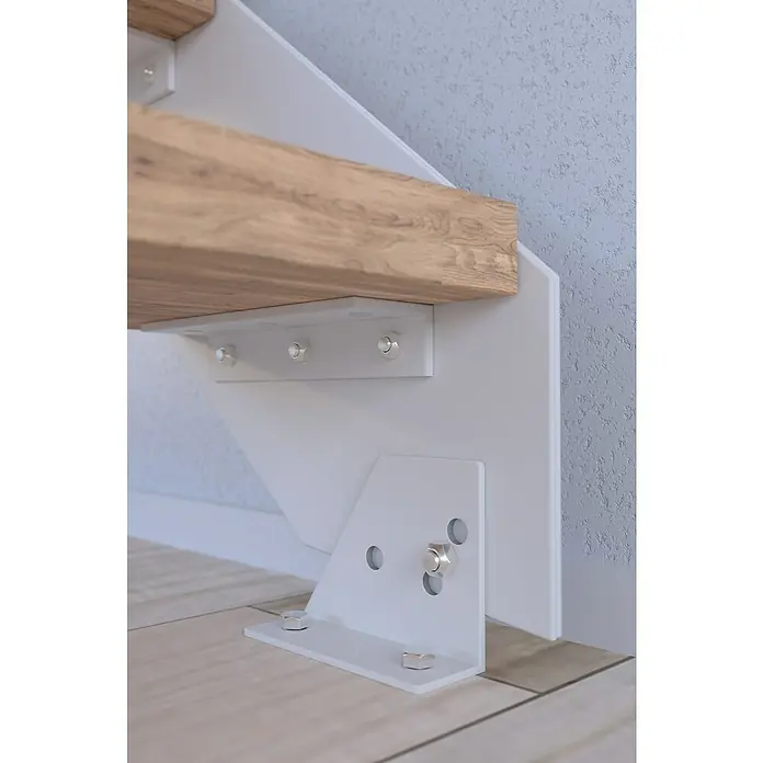 Starwood Wangentreppe Kos - Farbton Metall: RAL 9003, Breite: 108 cm, Eiche, Geschosshöhe: 220 cm - 280 cm, Gerade, Designgeländer unbehandelt, Stufen unbehandelt - Detailansicht einer modernen Treppenkonstruktion mit Holzstufen und weißem Metallrahmen, befestigt mit Bolzen.