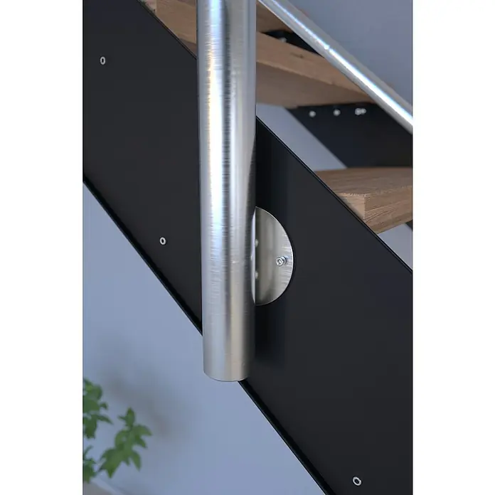 Starwood Wangentreppe KosFarbton Metall: RAL 9005, Breite: 108 cm, Eiche, Geschosshöhe: 260 cm - 320 cm, Gerade, Designgeländer unbehandelt, Stufen unbehandelt - Detailaufnahme einer modernen Treppe mit Edelstahlgeländer, befestigt an einer schwarzen Seitenwand. Das Holz der Treppenstufen ist gut sichtbar.