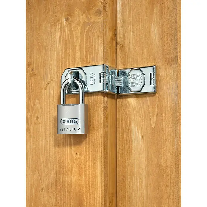 Abus Titalium Candado 96TI/50 - An x Al: 50 x 92 mm, 1 ud., Aluminio - Candado ABUS TITALIUM con un resistente cerrojo galvanizado, fijado a una puerta de madera, garantizando seguridad y protección.