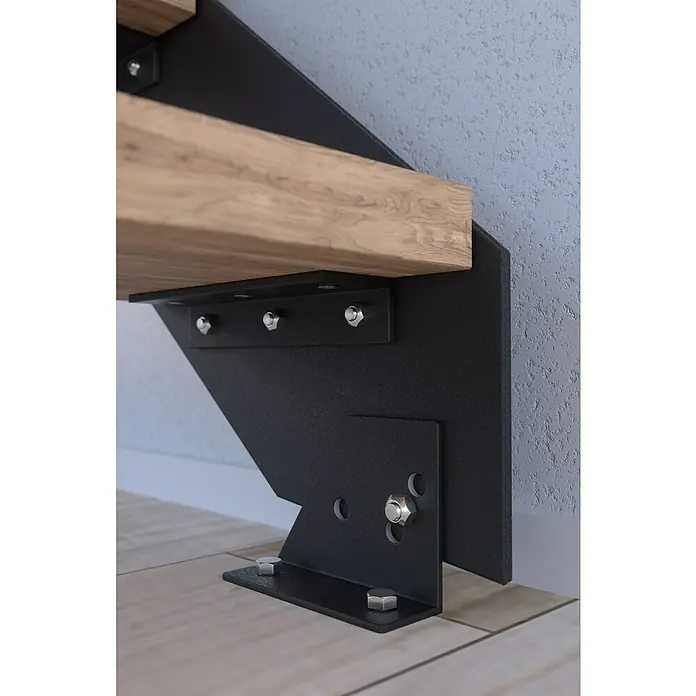 Starwood Wangentreppe Kos - Farbton Metall: DB 703, Breite: 108 cm, Eiche, Geschosshöhe: 240 cm - 300 cm, Gerade, Designgeländer unbehandelt, Stufen farblos geölt - Detailansicht einer modernen Treppenkonstruktion mit einem hölzernen Tritt und einer schwarzen Metallhalterung.