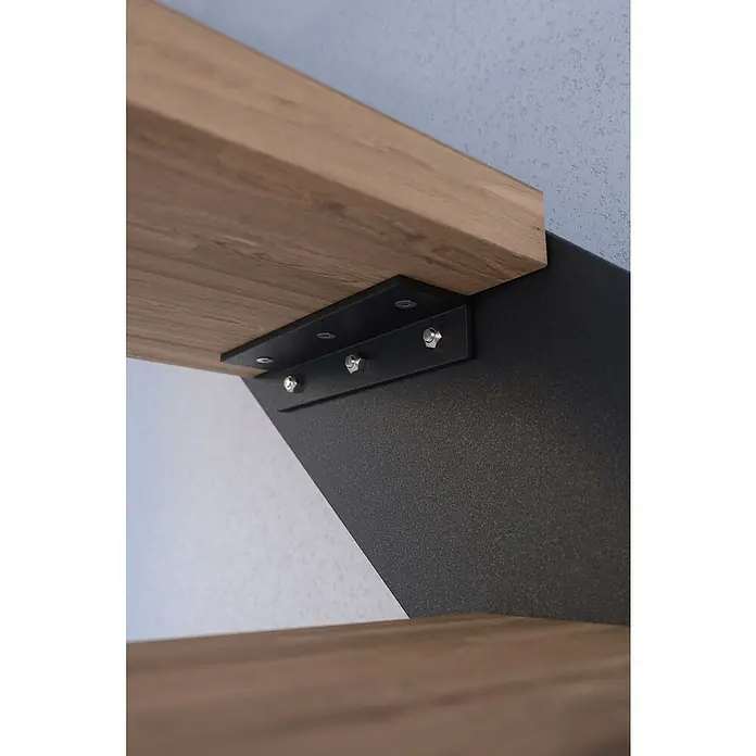 Starwood Wangentreppe Kos - Farbton Metall: DB 703, Breite: 108 cm, Eiche, Geschosshöhe: 240 cm - 300 cm, Gerade, Designgeländer unbehandelt, Stufen farblos geölt - Detailaufnahme einer schwarzen Regalhalterung, die ein hölzernes Regalbrett stützt, befestigt mit silbernen Schrauben an einer Wand.