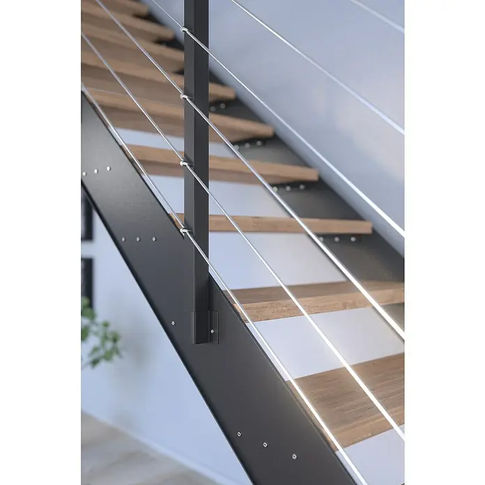 Starwood Wangentreppe KosFarbton Metall: DB 703, Breite: 87 cm, Eiche, Geschosshöhe: 220 cm - 280 cm, Gerade, Metallgeländer pulverbeschichtet, Stufen unbehandelt - Detailaufnahme einer Treppe mit Holzstufen und einem modernen Geländer aus Stahlseilen und einem schwarzen Metallrahmen.