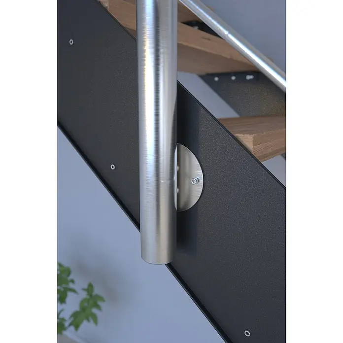 Starwood Wangentreppe KosFarbton Metall: DB 703, Breite: 108 cm, Eiche, Geschosshöhe: 220 cm - 280 cm, Gerade, Designgeländer unbehandelt, Stufen farblos geölt - Detailaufnahme einer modernen Treppe mit Edelstahlgeländer und schwarz lackierten Wangen, die ein elegantes und minimalistisches Design zeigt.
