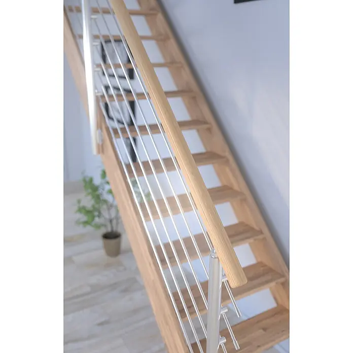 Starwood Raumspartreppe Rhodos - Breite: 84 cm, Eiche, Geschosshöhe: 300 cm, 1/4-gewendelt rechts, Montageseite Geländer: Wahlweise links/rechts, Designgeländer Edelstahl, Ohne Setzstufen - Helle Holztreppe mit Edelstahlgeländer und einem Handlauf aus Holz, der sich harmonisch in das Gesamtbild einfügt.