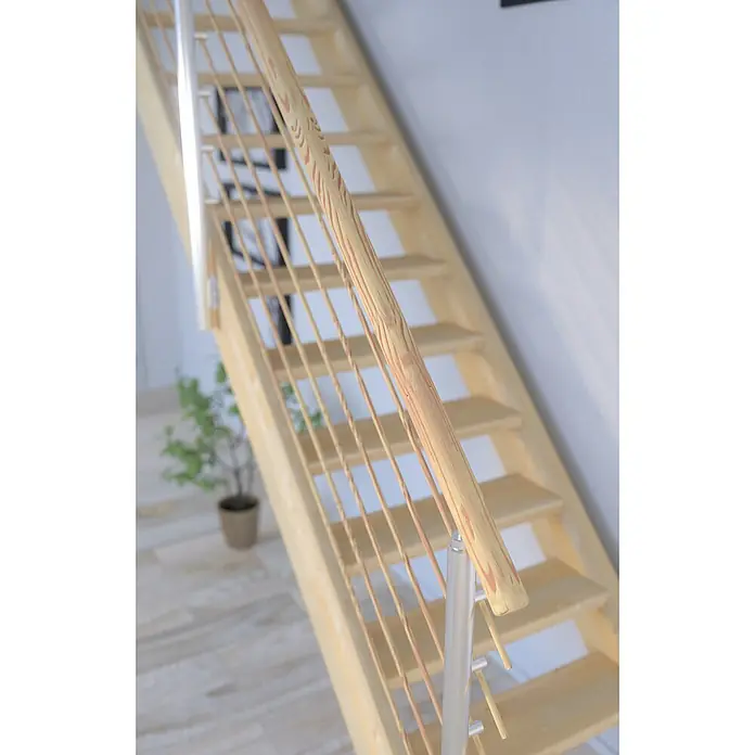 Starwood Raumspartreppe Korfu - Breite: 84 cm, Fichte, Geschosshöhe: 300 cm, Gerade, Montageseite Geländer: Wahlweise links/rechts, Designgeländer Holzrundstäbe, Mit Setzstufen - Eine Treppe mit hellem Holzhandlauf und silbernen Geländerstäben, die sich durch das moderne Design auszeichnet.