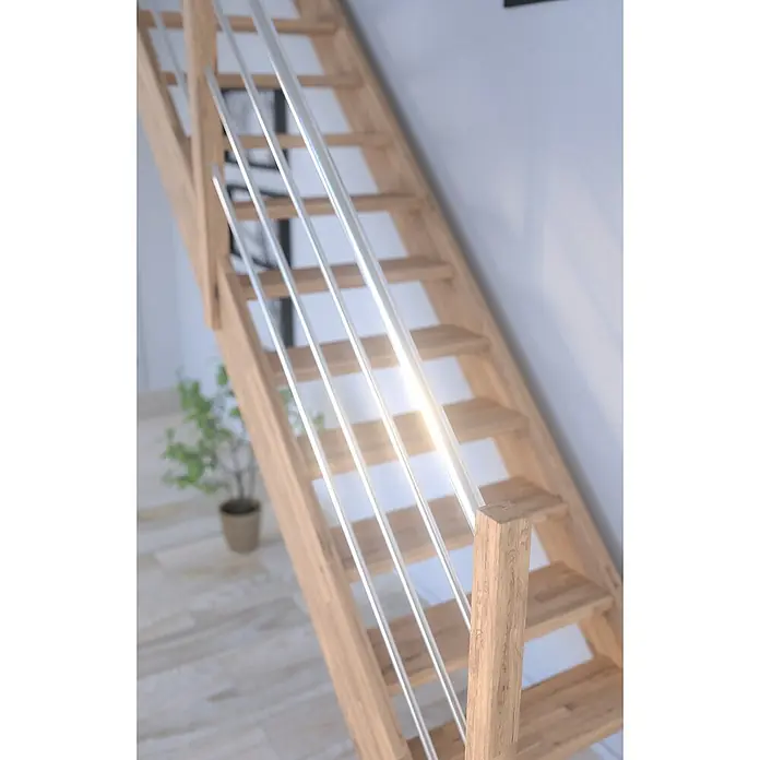 Starwood Raumspartreppe Rhodos - Breite: 80 cm, Eiche, Geschosshöhe: 300 cm, Gerade, Montageseite Geländer: Links, Geländer Holz/Edelstahl, Mit Setzstufen - Detailaufnahme einer modernen Holztreppe mit silbernen Geländerstäben, die ein stilvolles und sicheres Designelement darstellen.