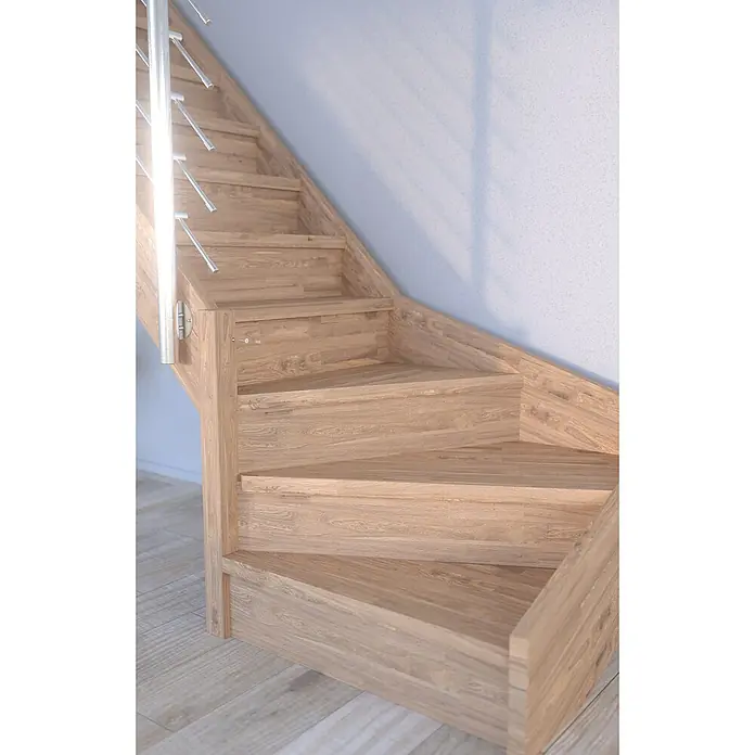 Starwood Raumspartreppe Rhodos - Breite: 80 cm, Eiche, Geschosshöhe: 300 cm, 1/4-gewendelt rechts, Montageseite Geländer: Rechts, Designgeländer Holz/Holz, Mit Setzstufen - Nahaufnahme einer hölzernen Treppe mit Metallgeländer, die durch ein modernes Interieur nach oben führt. Sie zeigt das natürliche Material und das schlichte Design.