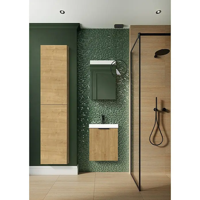 Riva Badmöbel-Set Yasumi - Gesamtbreite Badmöbel: 46 cm, Hamilton Eiche, Matt, 2 -tlg. - Badezimmerinterieur mit Waschtischunterschrank in Holzoptik, grüner Wandfarbe und stilvoller Beleuchtung für eine moderne Atmosphäre.