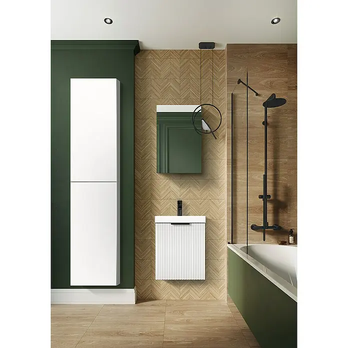 Riva Yasumi Badmöbel-Set - Gesamtbreite Badmöbel: 46 cm, Weiß, Matt, 2 -tlg. - Ein Badezimmer mit einem weißen Waschbeckenunterschrank und einem Spiegelschrank, umgeben von grünen und holzfarbenen Elementen.