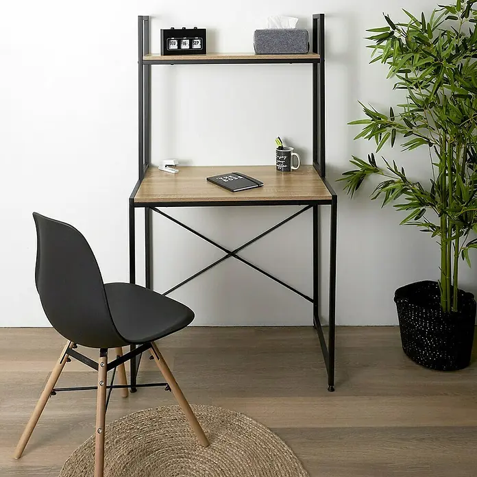 Home Deco Factory Escritorio con estantería Bristot Indus - L x An x Al: 48 x 80 x 145 cm, Negro/Roble - Escritorio con tablero de aspecto madera y estructura metálica negra. La silla de oficina es de plástico negro con patas de madera.