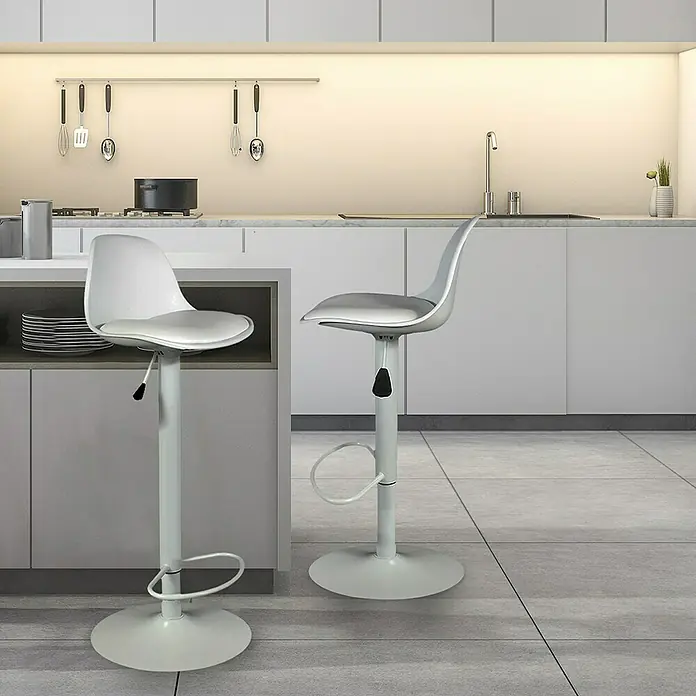 Home Deco Factory Taburete de cocina Isak - Altura: 104 mm, Blanco - Dos taburetes de bar blancos modernos con altura regulable en una cocina elegante.