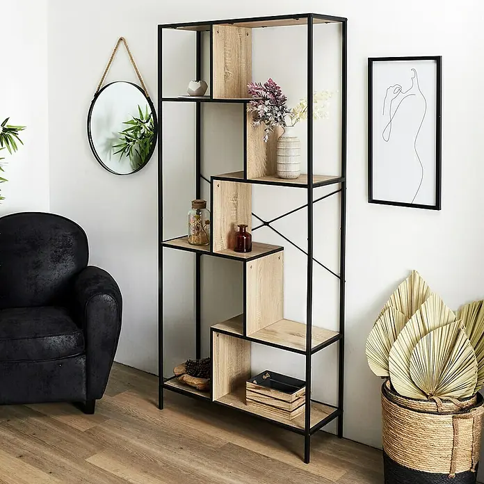 Home Deco Factory Estantería de madera Edison - L x An x Al: 30 x 80 x 180 cm, Negro - Una estantería moderna con estructura de metal negro y estantes de madera clara. La estantería está decorada con jarrones, plantas y otros artículos decorativos.
