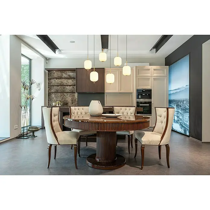 Globo Ewald LED-Pendelleuchte - 20 W, Warmweiß, Weiß, Ø x H: 13,5 x 220 cm, 6 Stk. - Elegantes Esszimmer mit einem runden Holztisch, umgeben von Polsterstühlen und stilvollen Pendelleuchten. Die Marmorwand verleiht einen Hauch von Luxus.