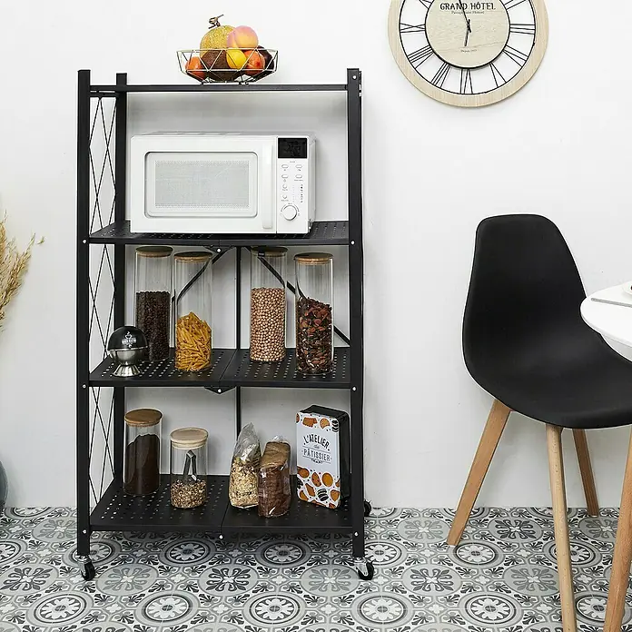 Home Deco Factory Estantería metálica Bristot Indus - L x An x Al: 34 x 71 x 127 cm, Capacidad de carga: 40 kg, Negro - Una estantería de cocina plegable negra de cuatro niveles está equipada con un microondas, fruta, tarros y contenedores.