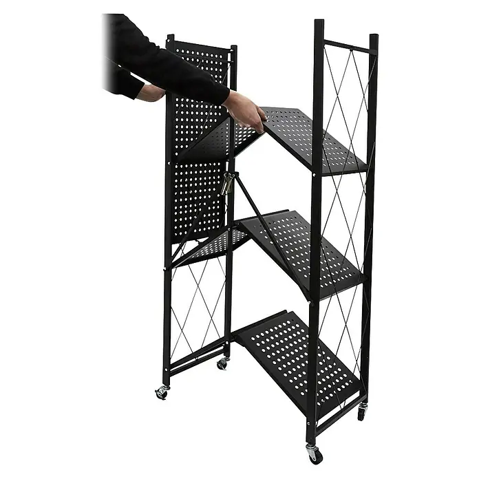 Home Deco Factory Estantería metálica Bristot Indus - L x An x Al: 34 x 71 x 127 cm, Capacidad de carga: 40 kg, Negro - Imagen de una estantería plegable con ruedas que está siendo montada por una persona. La estantería es negra y tiene cuatro estantes.