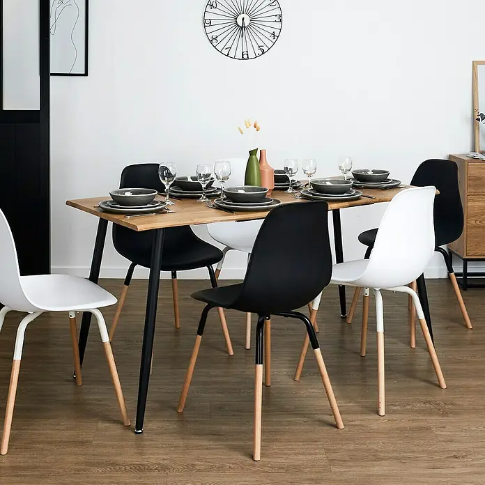 Home Deco Factory Mesa de comedor extensible Bristot Indus - L x An x Al: 70 x 160 x 75 cm, Negro - Mesa de comedor con vajilla y sillas en blanco y negro. Este diseño moderno encaja perfectamente en cualquier comedor.