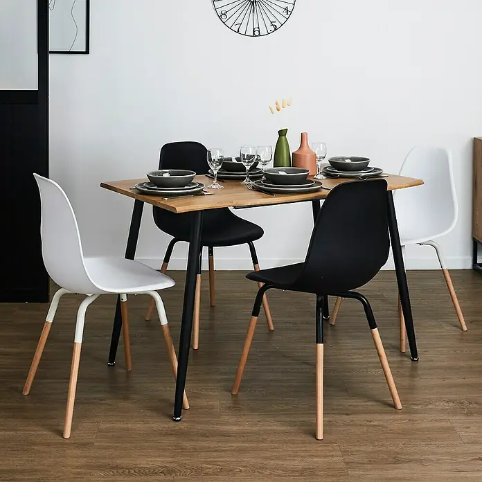 Home Deco Factory Mesa de comedor extensible Bristot Indus - L x An x Al: 70 x 160 x 75 cm, Negro - Escena de comedor con mesa de madera, vajilla y elegantes sillas en blanco y negro, creando un ambiente moderno y estiloso.