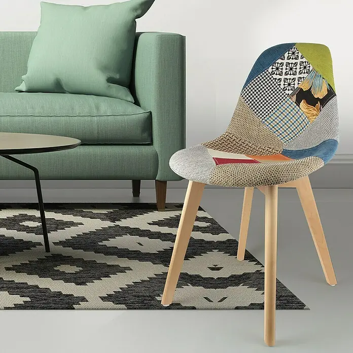 Home Deco Factory Silla Patchwork - Multicolor, 4 pzs. - Diseño patchwork colorido en una silla con patas de madera clara, que añade un toque de encanto vintage a cualquier habitación.
