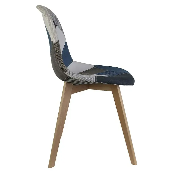Home Deco Factory Silla Patchwork - Azul/Gris, 4 pzs. - Una silla de comedor detallada y colorida con un diseño patchwork único en el asiento y el respaldo, complementada con patas de madera.