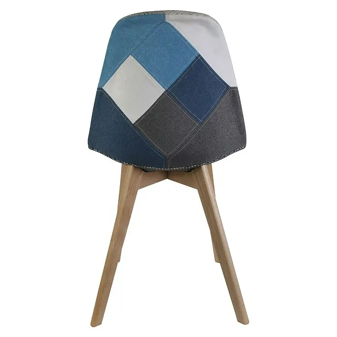 Home Deco Factory Silla Patchwork - Azul/Gris, 4 pzs. - Vista de una silla moderna con patas de madera y un asiento tapizado con diseño patchwork en varios tonos de azul, gris y blanco.