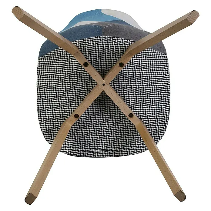 Home Deco Factory Silla Patchwork - Azul/Gris, 4 pzs. - Vista inferior de un taburete con una funda de tela y patas de madera en forma de X. El patrón de la tela es pata de gallo.