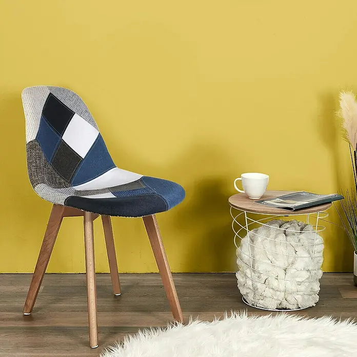 Home Deco Factory Silla Patchwork - Azul/Gris, 4 pzs. - La silla patchwork con patas de madera delante de una pared amarilla llama la atención. Un rincón acogedor con una mesa auxiliar y una alfombra de piel.