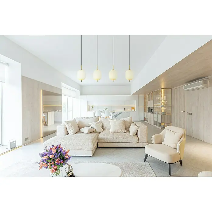 Globo Ewald LED-Pendelleuchte - 20 W, Warmweiß, Weiß, Ø x H: 13,5 x 220 cm, 4 Stk. - Helle Inneneinrichtung mit Pendelleuchten über einer bequemen Couch und einem Sessel. Elegantes Design mit minimalistischen Akzenten für stilvolles Wohnen.