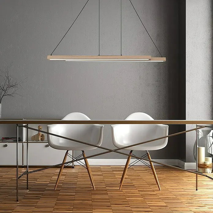 Globo LED-Pendelleuchte Grekkie - 40 W, L x B x H: 171 x 7 x 120 cm, Holzoptik, Mehrfarbig - Moderne Hängeleuchte in Holzoptik über einem Tisch mit zwei weißen Stühlen, die ein stilvolles Esszimmerambiente schaffen.