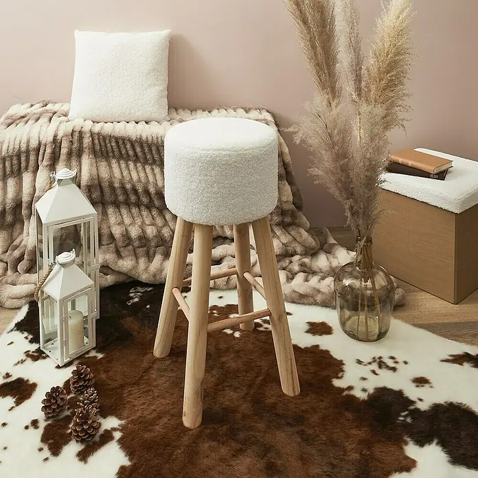 Home Deco Factory Taburete rizado Freya - Blanco - Un elegante taburete de bar redondo con una cubierta blanca suave y patas de madera clara, que añade un toque elegante a cualquier habitación.