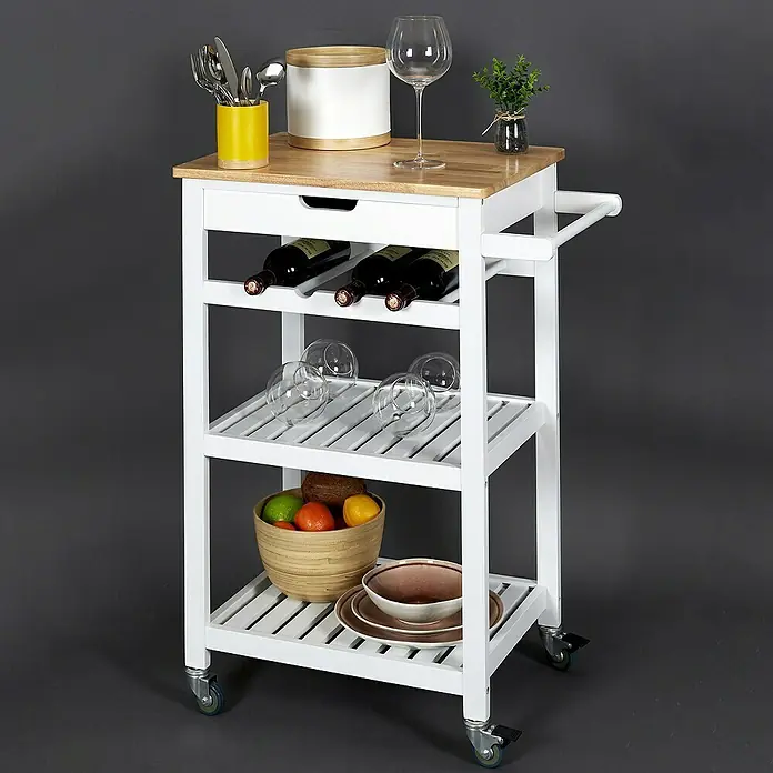 Home Deco Factory Carro de cocina Bristot Indus - L x An x Al: 40 x 62,5 x 85,5 cm, Blanco/Pino - Imagen de un carrito de cocina blanco con tapa de madera, botellas de vino, vasos y frutero. Perfecto para espacio de almacenamiento extra.