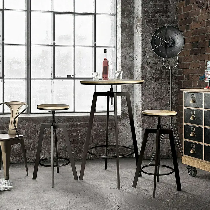 Home Deco Factory Mesa alta con taburetes Bristot Indus - Ø x Al: 64 x 93 cm, Negro/Roble, 3 pzs. - Una escena rústica que muestra una mesa alta de bar y dos taburetes, iluminada por una gran ventana, creando un ambiente acogedor.