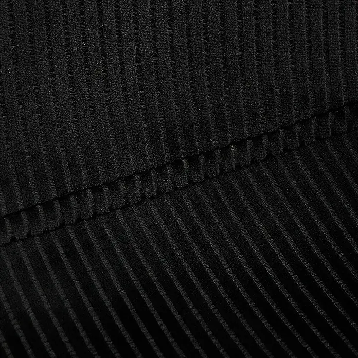 Home Deco Factory Silla Giulia - Negro, 4 pzs. - Primer plano de un tejido negro acanalado que proporciona una textura sutil y un aspecto elegante. Perfecto para ropa y proyectos de diseño.
