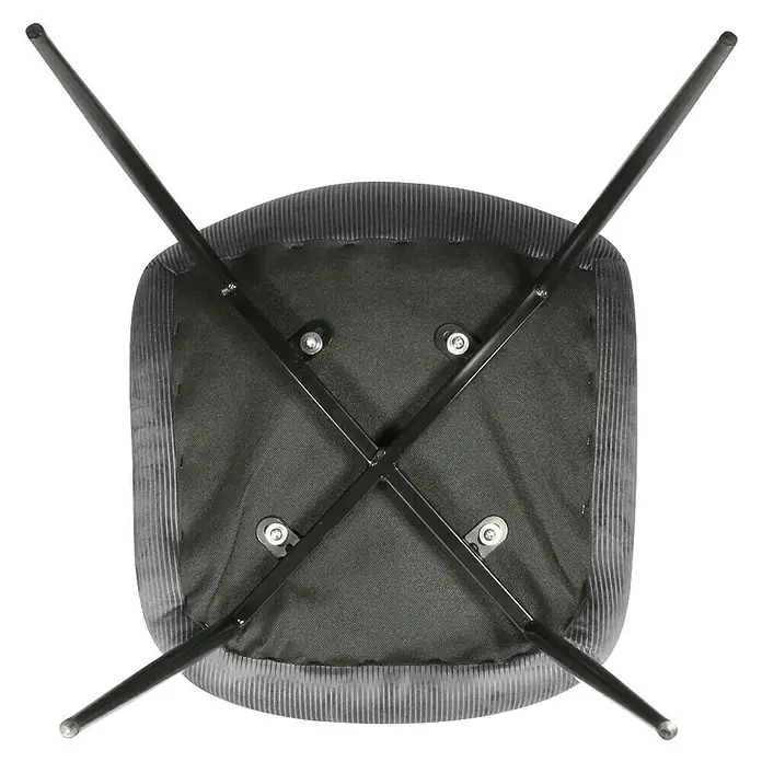 Home Deco Factory Silla Giulia - Gris oscuro, 4 pzs. - Vista inferior de una silla con cuatro patas y un asiento de pana gris, destacando la estructura y los puntos de fijación.