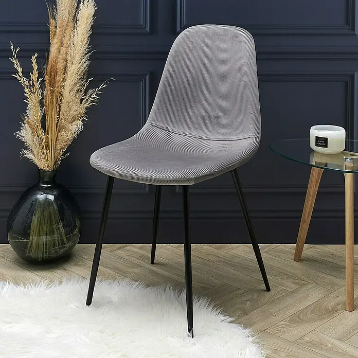 Home Deco Factory Silla Giulia - Gris oscuro, 4 pzs. - Primer plano de una elegante silla de pana gris con patas negras, que promete elegancia y comodidad para cualquier habitación.