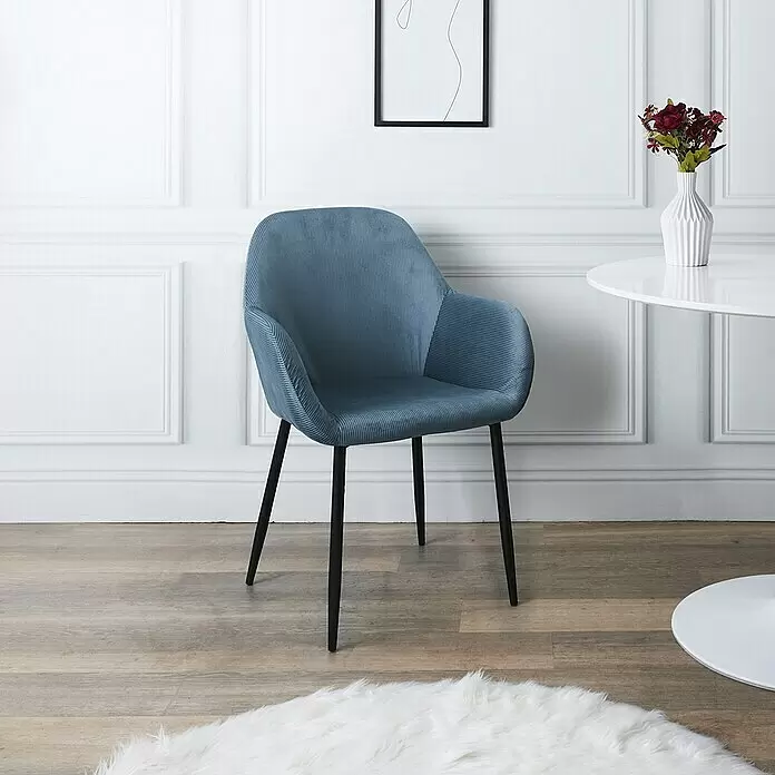 Home Deco Factory Silla butaca Giulia - Azul, 2 pzs. - Un sillón de comedor contemporáneo de pana azul con patas de metal negro.