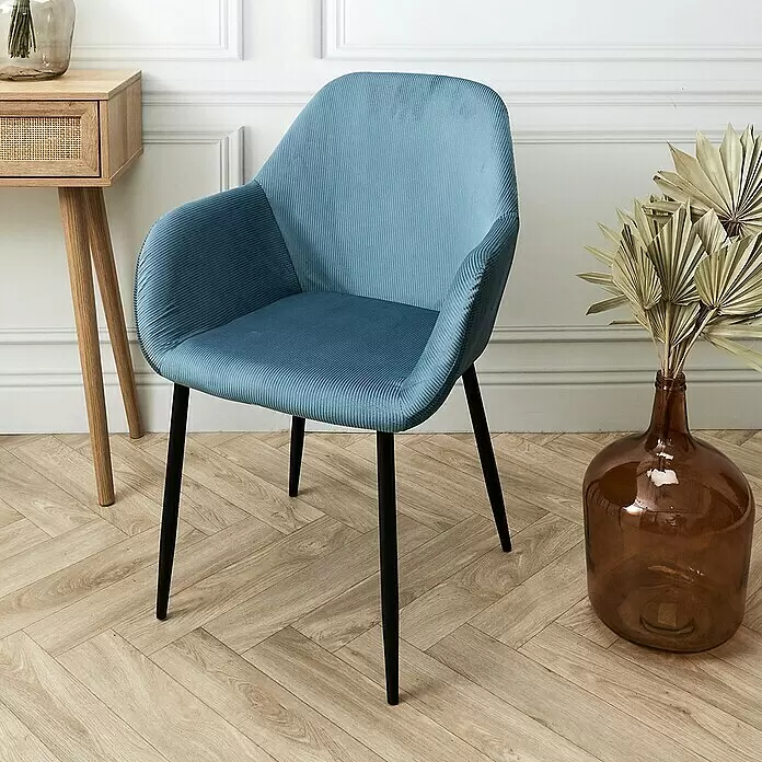 Home Deco Factory Silla butaca Giulia - Azul, 2 pzs. - Sillón de pana azul acanalada con patas negras, en un interior moderno.