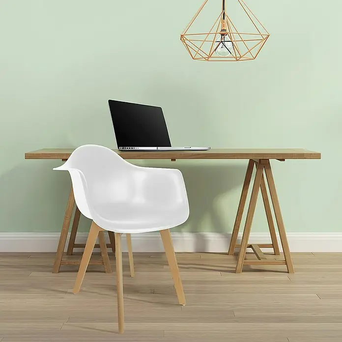 Home Deco Factory Silla butaca Mobilier Design - Blanco, 2 pzs. - Un espacio de trabajo moderno con una silla blanca y un portátil sobre una mesa de madera, iluminado por una lámpara geométrica.