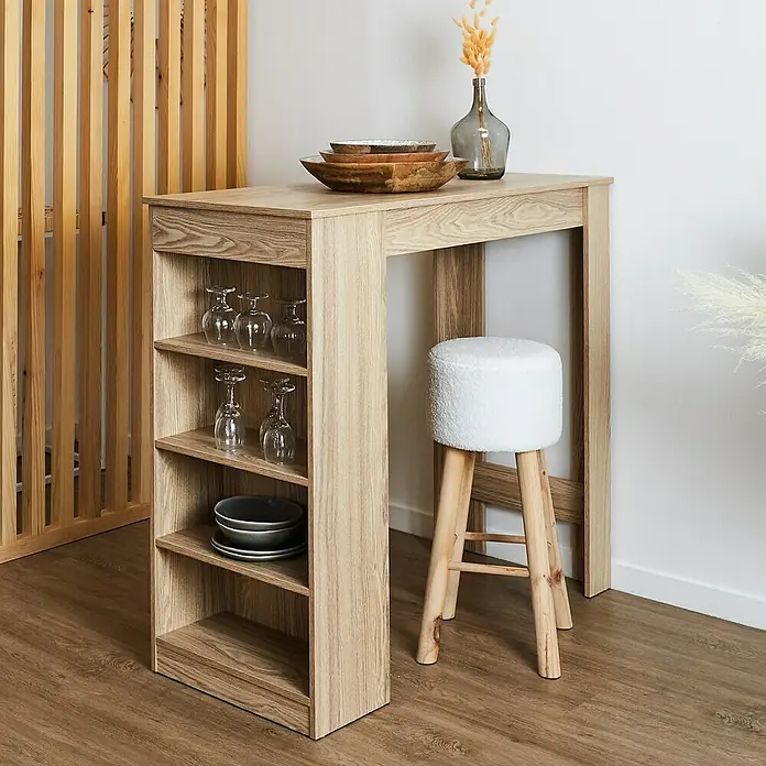 Home Deco Factory Mesa alta Natural Crush - L x An x Al: 50 x 115 x 103 cm, Roble - Una elegante mesa de bar con estanterías integradas y un taburete de bar a juego con un suave cojín de asiento blanco.