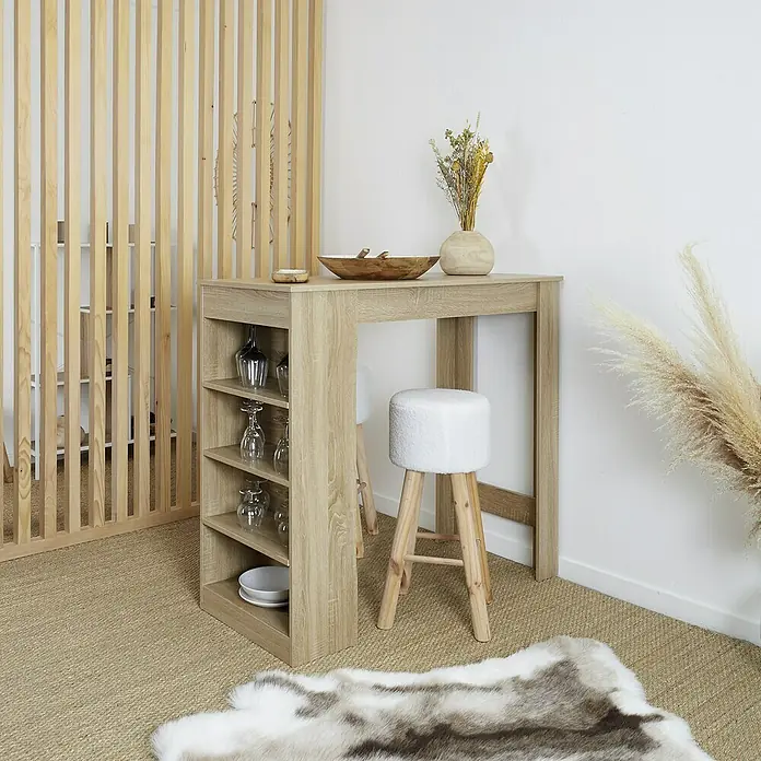 Home Deco Factory Mesa alta Natural Crush - L x An x Al: 50 x 115 x 103 cm, Roble - Una mesa de bar clara con estantes de almacenamiento y un taburete blanco, ideal para noches elegantes o una barra de cocina moderna.