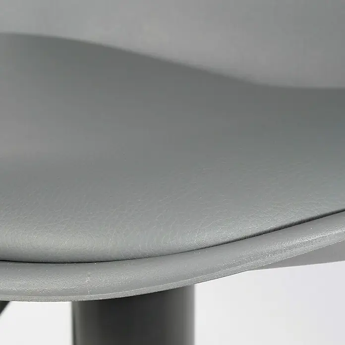 Home Deco Factory Taburete de cocina Isak - Altura: 104 mm, Gris - Primer plano de un taburete de bar gris con textura de cuero y un diseño curvo y elegante, ideal para cocinas y bares modernos.