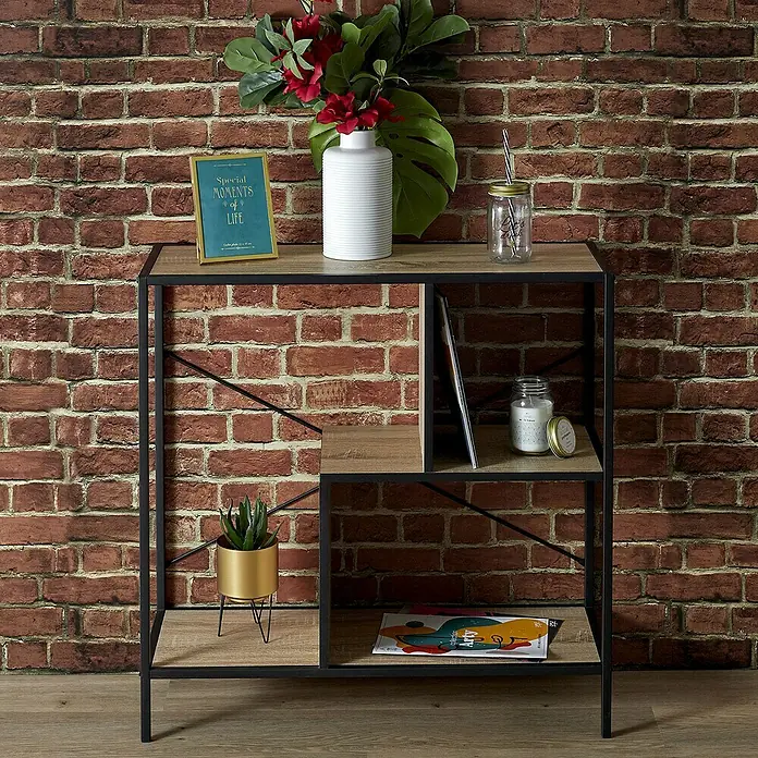 Home Deco Factory Estantería de madera Edison - L x An x Al: 30 x 80 x 79 cm, Negro - Una estantería moderna con estantes de madera y estructura de metal negro contra una pared de ladrillos, decorada con plantas y artículos decorativos.